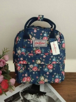 Cath Kidston Mini Backpack Bag กระเป๋าเป้ size mini สไตล์ Vintage สุดฮิต วัสดุ Canvas เคลือบ ทนทาน ดูแลรักษาง่าย มีหูหิ้ว ด้านหน้ามีช่องซิป เปิดปิดกระเป๋าด้วยซิป ภายในมีช่องซิปเล็ก ใน่กระเป๋าสตางค์ใบยาวได้ ใบนี้จะถือหรือสะพายก็ดูดีค่ะ