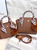 รุ่นขายดีตลอดกาล กระเป๋าหนัง saffiano สวยมากๆค่า รุ่น KEEP Infinite office bag สวย น่ารัก ขนาดตอบทุกโจทย์การใช้งาน เห็นแล้ว **หลงรักเลยคะ 🌲ตัวกระเป๋าขนาดกำลังดีหนังsaffiano ลายสวยที่สำคัญ ดูแลรักษาง่าย ประดับด้วยผ้าพันหูกระเป๋ารุ่นพิเศษ ทำให้กระเป