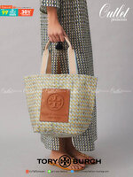 Tory Burch Printed Small Tote Bag กระเป๋าถือแบรนด์ทอรี่เบิร์ช ลายปริ้นท์สวยๆ ด้านหน้าเป็น brown logo patch embossed ป้ายหนังแท้สีน้ำตาล ปั๊มนูนโลโก้เป็นเทกเจอร์ วัสดุ100%recycled polyester คอลเลคชั่นใหม่สำหรับฤดูกาลนี้ สามารถบรรจุของได้หลากหลาย ทั้งยังมีด