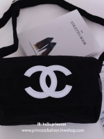 Chanel Beaute Crossbody Bag กระเป๋าสะพาย VIP GIFT ของแท้ จาก Chanel Cosmetic แท้💯 วัสดุขนวูลหนานุ่ม ตัดโลโก้แบรนด์หนังสีขาวสวยโดดเด่น น้ำหนักเบา เปิดปิดด้วยฝาปิดกระดุมแม่เหล็ก ใบใหญ่กำลังดี ใส่ iPad, กระเป๋าสตางค์ใบยาว, และของจุกจิกได้เยอะ มาพร้อม