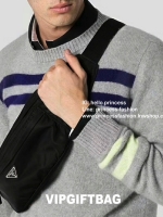 Must Have Now อีกหนึ่งรุ่น Prada เหมาะกับท่านชาย เป็นอย่างยิ่ง กับกระเป๋าคาดอก / คาดเอว ทรงสวย จากงานพรีเมี่ยมกิ้ฟจากแบรนด์ PRADA ทรงฮิต วัสดุผ้า NYLON คุณภาพดี กันน้ำ100% ใส่ของได้หลากหลาย ตัวกระเป๋าอะไหล่สีเงิน ตัวล้อคปั้มจมแบรนด์สุดหรู ด้านมาพร้อมซิปด้