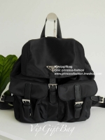 ล็อตใหม่ รุ่นแนะนำค้าา♡ กระเป๋าเป้ทรงสวย Prada Nylon Backpack With Pocket วัสดุผ้าไนล่อน กันน้ำเนื้อหนาอย่างดี ใบนี้ ดีไซต์สวยเก๋ เป้แบบหูรูด ทรงสวยน่ารัก #อะไหล่เงิน เปิดปิดด้วยกระดุมแม่เหล็ก เข็มขัดปรับได้ ด้านหน้ามีกระเป๋าอีก 2 กระเป๋าเปิดปิดด้ว