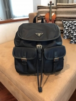 ล็อตใหม่ รุ่นแนะนำค้าา♡ กระเป๋าเป้ทรงสวย Prada Nylon Backpack With Pocket วัสดุผ้าไนล่อน กันน้ำเนื้อหนาอย่างดี ใบนี้ ดีไซต์สวยเก๋ เป้แบบหูรูด **ทรงสวยน่ารัก เปิดปิดด้วยกระดุมแม่เหล็ก เข็มขัดปรับได้ ด้านหน้ามีกระเป๋าอีก 2 กระเป๋าเปิดปิดด้วยซิป บุด้ว
