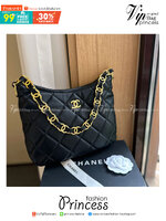 Chanel Hobo Handbag รุ่นใหม่ล่าสุด ทรงที่สาวๆรอคอย CHANEL LEATHER BAG ทรงสวยเรียบหรู เนื้อหนาดีมาก อะไหล่ทองวินเทจ ประดับโลโก้แบรนด์สุดหรู