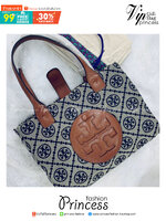 TORY BURCH MONOGRAM TOTE BAG กระเป๋าที่มีเอกลักษณ์เฉพาะตัว วัสดุผ้าแคนวาส Canvas ลวดลายโมโนแกรม เนื้อผ้าหนาสัมผัสนุ่ม โครงสร้างกระเป๋าวัสดุแข็งแรง