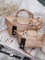 สีมาใหม่ค่า 🐼New arrival! KEEP ทรง longchamp รุ่น Duo Sister - สี luxury gold สวย หรู นำโชครับตรุษจีนเลยค่า ตัวกระเป๋าหนังแกะสังเคราะห์ ลายหนังสวยมากๆคะ นิ่ม สุดๆ รุ่นนี้ จะมี 2 ขนาด คือ mini และ basic ไซด์