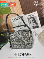 LOEWE ANAGRAM SHOULDER BAG VIP GIFT WITH PURCHASE (GWP) กระเป๋าถือหรือสะพายพรีเมี่ยมกิ๊ฟ Limited จาก LOEWE PERFUME DUTYFREE ไอเท็มแนะนำ! ภาพถ่ายสินค้าจริง สวยตรงปกไม่จกตา! ดีไซน์คงเอกลักษณ์วัสดุ Anagram Canvas Jacquard Fabric ผสมผสานกับหนังแท้ Calfskin ลง