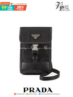 PRADA Re-Nylon and Saffiano leather smartphone case ใช้ได้ทั้งชาย-หญิง ของมันต้องมี ใบนี้ห้ามพลาดเลยค่า งานหนังแท้ งานจริงสวยมากค่ะ