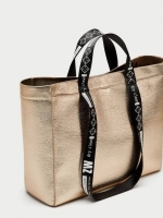 Zara shopper bag กระเป๋าสะพายสี mettalic สุดชิค จากแบรนด์ Zara ค่ะ น้ำหนักเบา สาย print สีดำลายเพิ่มดีเทล มีสายสะพายไหล่ ภายในโล่งกว้าง เปิดปิดด้วยกระดุมแม่เหล็ก ใบนี้จะใช้ไปเรียน ไปทำงานหรือไปเที่ยวก็เหมาะค่ะ