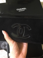 กลับมาอีกครั้งคะ! Gift set สุดหรู Chanel clucth vip gift จากเคาเตอร์แบรนด์ดัง เป็นกระเป๋าผ้าขนนิ่มอย่างดี เปิดปิดด้วยซิปปั้มแบรนด์ ติดโลโก้แบรนด์ด้านหน้า ขนาดกำลังดีคะ ถือแล้วสวยมากๆ ใส่มือถือได้ถึง iphone7+ หรือใส่เงิน คสอ.ได้สบายๆเลย สวยหรูมากค้า ให้เป็