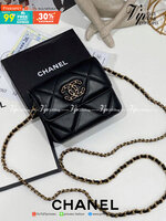 VIP 】CHANEL BLACK WALLET MINI BAG VIP GIFT WITH PURCHAS-GWP รุ่นยอดนิยมไอเท็มฮิตวัสดุหนังคาเวียร์สวยคลาสสิคเปิดปิดด้วยฝาปิดกระดุมด้านหน้ามีโลโก้แบรนด์อะไหล่ทองสวยหรูดูดีมาพร้อมสายโซ่ทองร้อยหนังจะสะพายไหล่ หรือ Crossbody ก็ดูดี ภายในมีโลโก้และช่องแบ่งสามาร