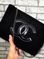 Best Seller♡ Must Have item 2018 !! Chanel Black Clutch bag งานพรีเมี่ยมกิ้ฟท์จากเคาเตอร์แบรนด์ดัง ของแท้จากแบรนด์ chanel ขนาดกะทัดรัด สะพายพร้อมสายโซ่ อะไหล่เงินรมควัน ผ้าขนสัตว์ฟูนุ่ม ด้านหน้า ปิดเปิดด้วยซิปที่จับปั้มแบรนด์ ด้านในมีช่องใส่ของเล็ก