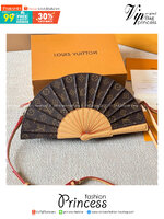 LV Fan Bag กระเป๋าสะพายดีไซส์รูปพัด ใหม่ล่าสุด โดดเด่นไม่เหมือนใคร เปิดตัวบนรันเวย์แฟชั่นโชว์คอลเลกชันประจำฤดูกาล Spring-Summer 2025 ตกแต่งดีเทล Monogram Flower