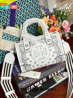 Tory Burch Ella Printed Leather Micro Tote Bag กระเป๋าขนาดมินิใบนี้บอกเลยว่าสไตล์เก๋และแปลกตาเลยทีเดียว กระเป๋าทรงสี่เหลี่ยมขนาดมินิ มีสายสะพายที่ออกแบบมาเข้ากับกระเป๋าสำหรับสะพายข้าง ลวดลายและสีสันบนกระเป๋ามีเอกลักษณ์ที่แสดงถึงความเป็นศิลปะแบบทอรี่โดยเฉพ