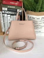 GUESS WOMAN FACTORY SHOULDER BAG กระเป๋าถือหรือสะพาย ทรง A คลาสสิค ขนาดกำลังดี น้ำหนักเบา วัสดุ pu. นิ่ม คุณภาพดี สวยอยู่ทรง ด้านหน้า ประดับโลโก้แบรนด์ เปิดปิดแบบแถบคาดกระดุมแม่เหล็ก ภายในกว้างแบ่ง 2 ช่องใหญ่ มีช่องซิปกลาง เป็นสัดส่วน ซับในลายแบรนด์ ใส่ w