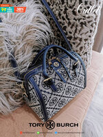 TORY BURCH FACTORY MONOGRAM JACQUARD BOSTON BAG กระเป๋าถือหรือสะพายรุ่นใหม่ล่าสุดจาก TORY BURCH FACTORY วัสดุ Woven Jacquard & Leather ในลาย Jacquard คงเอกลักษณ์แบรนด์สวยอยู่ทรงดีไซน์โดดเด่นทรง Boston เปิดปิดด้วยซิปคู่สะดวกใช้ขนาดกำลังดีใส่กระเป๋าสตางค์ยา