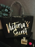 New Arrival! Victoria's Secret Canvas Large Tote Bag♡ กระเป๋าสะพายใบใหญ่ จุของได้คุ้ม! วัสดุทำจากผ้า canvas เต็มใบ ด้านหน้าแต่งโลโก้แบรนด์สีทอง สวยวับ! ด้านในบุผ้าปั้มลายเสือ มีของใส่ของจุกจิกค้า จะถือไปเที่ยวทะเลสักคืนสองคืน ใบนี้เอาอยู่คะ