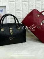 Guess Peony Classic Box Satchel คอลเลคชั่นใหม่สวยหรูจาก Guess กระเป๋าสะพายหนังนิ่มปั๊มแบรนด์รอบใบ ขนาดกำลังดี ฐานกระเป๋ามีหมุดรองฐานกันรอย หัวซิปปั๊มแบรนด์ ภายในกว้างจุของได้เยอะ มาพร้อมสายปรับและถอดออกได้ พร้อมส่ง 4 สี สวยทุกสี พลาดไม่ได้กับสาวยุคใหม่เลย