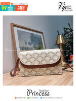 CELINE WALLET ON STRAP IN TRIOMPHE CANVAS AND LEATHER อีกหนึ่งรุ่นยอดนิยม กระเป๋าสะพายกึ่งคลัทช์ ในรูปแบบกระเป๋าสตางค์ ให้พกพาได้ง่าย ใส่ของสำคัญ มือถือ หรือบัตรต่างๆได้