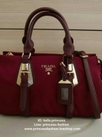 กระเป๋าสะพายทรง Handbag จากงานพรีเมี่ยมกิ้ฟ แบรนด์ PRADA ของแท้100% เป็นกระเป๋าผ้า Nylon สลับหนัง PU จุของได้เยอะ สะพายไหล่ได้ เปิดปิดด้วยซิป ถือก็สวยๆ มีสายยาวค่ะ ใช้แล้วสวยมากๆคุ้มเกินราคารับประกัน รีบช้อปก่อนหมดน้าาา Don't miss เลยค้าาา