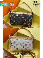 หนังแท้ LOUIS VUITTON POCHETTE TAKASHI MURAKAMI X LOUIS VUITTON WHITE MONOGRAM MULTICOLORE น้องน่ารักน่าใช้มากๆ กระเป๋าหิ้ว//คล้องไหล่//สะพายข้าง//หรือถือแบบคลัท ชิลๆได้เลยค่า หนังแกะแท้นิ่มสวย เปิดปิดกระเป๋าแบบซิป ภายในสามารถใส่กระเป๋าเงินใบกลางได้; มือถ