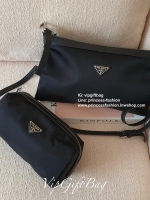 PRADA DUO SET CROSSBODY" ซื้อ 1 ได้ถึง 2 ใบ คุ้มมากค่ะ วัสดุทำจากผ้า Nylon อย่างหนา ใบใหญ่ มีสายหนังปรับได้3ระดับ เปิดปิดด้วยซิปภายในบุผ้าลายแบรนด์อย่างดี มีป้ายโลกะแบรนด์ ใส่กระเป๋าสตางค์ยาว มือถือ เครื่องสำอางค์ ได้สบายคะ ขนาดกะทัดรัด ไม่ใหญ่ไม่เล็