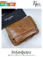 Saint Laurent Niki shoulder bag กระเป๋าสะพายรุ่นโดดเด่นด้วยโครงสร้างทำจากหนังวัว หนังมันเงา นิ่ม งานสวยมากๆ ค่ะ ด้านหน้าประดับโลโก้แบรนด์ และมีช่องสำหรับเก็บของที่หยิบใช้บ่อย ตอบโจทย์การใช้ชีวิตระหว่างวันได้ดีมากๆ สายสพายดีไซน์ได้หลายรูปแบบ แมทกับการแต่งต