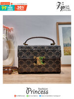 CELINE BOX TRIOMPHE IN TRIOMPHE CANVAS กระเป๋าสะพายสวยอยู่ทรง ดีไซน์เอกลักษณ์ ใช้งานง่ายด้วยอะไหล่กดล็อค วัสดุหนังแคนวาสทนทาน