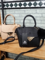 New arrival ! จากแบรนด์ KEEP #จุดเด่นที่ >ลายหนังสวยชัด >เนื้อ matte ถือสะพายเข้าง่ายกับทุกชุด >ขนากกระเป๋ามินิ กะทัดรัด คะ ใส่ กปต ยาว มือถือได้ > มีช่องย่อยแบ่งเก็บของด้านใน เป็นสัดส่วน >ก้นมีหมุดรองหนัง >มีสายยาวสะพายได้ ปรับ free siz