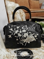 GUESS WOMAN CROSS BODY BAG กระเป๋าถือ/สะพายรุ่นใหม่ล่าสุดจาก GUESS FACTORY หนังสวยอยู่ทรงขนาดกำลังดี น้ำหนักเบา ด้านหน้าประดับโลโก้แบรนด์เปิดปิดด้วยซิปสะดวกใช้ ด้านข้างมีกระดุมปรับขยาย ภายในมีโลโก้ ช่องซิปและช่องใส่ของ ซับในพิมพ์แบรนด์ ใส่กระเป๋าสตางค์ มื