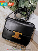 CELINE TRIOMPHE CROSSBODY BAG VIP GIFT WITH PURCHASE-GWP พรีเมี่ยมกิ๊ฟ Limited Edition จาก CELINE PERFUME DUTY FREE COUNTER วัสดุ TRIOMPHE CANVAS & LEATHER ดีไซน์ยอดนิยมสไตล์สาว LISA ทรงสี่เหลี่ยมหนังสวยหรูอยู่ทรง