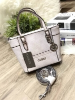 GUESS SAFFIANO MINI CROSS BODY BAG กระเป๋าถือหรือสะพายรุ่นใหม่ล่าสุดจาก GUESS หนัง Saffiano ลาย GUESS สวยหรูอยู่ทรงสไตล์ PRADA ขนาดกำลังดี น้ำหนักเบา ด้านหน้าประดับโลโก้แบร์น พร้อมพวงกุญแจโลโก้แบรนด์ห้อยที่หูกระเป๋าสามารถถอดเเยกใช้ได้ เปิดปิดด้วยซิปสะดวกใ