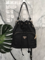 Best seller สินค้าเข้าใหม่ **งานพรีเมี่ยมกิ้ฟจากเคาเตอร์ต่างประเทศ กระเป๋า สวยๆ จาก แบรนด์ PRADA เป็นกระเป๋า ทรง bucket ใบสวยรุ่นหายาก ขนาดกำลังดี **เลิศมาก ใช้แล้วไฮโซ สวยเกินราคาแน่นอนคะ ภายในมีช่องแบ่งเก็บของอย่างดี ใบนี้ ห้ามพลาดเลย มาจำนวนจำกัดนะคะ