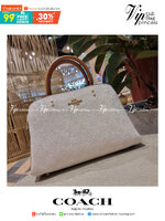 COACH C627 MINI LILLIE CARRYALL IN BLOCKED SIGNATURE CANVAS สีใหม่ล่าสุด กับรุ่นที่สุดของความขายดี คอลยอดฮิตโทนสีลูกคุณ!! กระเป๋าสะพายทรงสวย ที่ดีไซน์ออกมาให้ใช้งานง่าย สะดวก สวย หรู ดูดี!! วัสดุหนังแคนวาสเคลือบลาย มาพร้อมสายสะพายข้างและหูจับในตัว ถอดออกถ