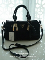 รุ่นขายดีที่สุด ถือแล้วหรูมาก กระเป๋าสะพายทรง Handbag จากงานพรีเมี่ยมกิ้ฟ แบรนด์ PRADA ของแท้100% เป็นกระเป๋าผ้า Nylon สลับหนัง PU จุของได้เยอะ สะพายไหล่ได้ เปิดปิดด้วยซิป ถือก็สวยๆ มีสายยาวค่ะ ใช้แล้วสวยมากๆคุ้มเกินราคารับประกัน รีบช้อปก่อนหมดน้า Don&apo