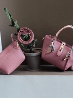 กระเป๋าทรงน่ารักๆ รับ Summer นี้เลยค่า KEEP ‘ Basket ‘ Handbag > ทรงน่ารัก (ราคานี้แถม ปอมๆ และผ้าพันหูกระเป๋าให้ 2 ผืน เข้า Set ) > มีใบเล็กด้านใน ให้อีก 1 ใบ สามารถเอาออกมาใช้สะพายได้ ( เหมือนซื้อ1ได้2 ) >น้ำหนักเบา ใบเล็กกะทัดรัด เหมาะกับ Summ