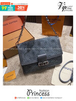 LV Dauphine 30 Monogram Denim Bag กระเป๋าสะพายทรงสวยใบใหญ่คลาสสิกเดนิมซีดสไตล์วินเทจ ปั้มนูนโลโก้ลายโมโนแกรม ใหม่ล่าสุด ส่งท้ายปีแบบสุดหรู กับกระเป๋าสะพายลุคคุณนาย ในราคาจับต้องได้ สวยทุกมุมจริงๆ