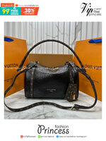 ORI หนังแท้ | LV Express PM Bag 25cm กระเป๋าสะพายทรงหมอนสปีดี้ดีไซน์ใหม่ล่าสุด โฉบเฉี่ยว แต่งคาดหน้าโมโนแกรมโดดเด่น ตัวกระเป๋าสีพื้นตัดกันอย่างลงตัว พร้อมหูแบบจับยาวถอดได้จะถือหรือคล้องไหล่ก็เก๋