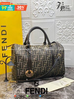 หนังแท้ Fendi Travel Bag Fendi Boston Vintage Bag พร้อมส่งที่ไทย Tobacco Zucca Canvas and Gold hardware. กระเป๋าเดินทางใบใหญ่กำลังดี ภายในโล่งกว้าง จุของได้เยอะ ภาพสินค้าถ่ายจากงานขายจริง ใช้งานต่างประเทศได้ค่ะ