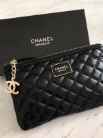 Vip Gift Premium Gift พรีเมี่ยมกิ๊ฟ แท้💯 สินค้าแถมจากเค้าเตอร์เครื่องสำอางค์ที่ญี่ปุ่น กระเป๋า Chanel Quilted Pouch Logo with Box Size : Size : 20x13x2 cm. Material : PU กระเป๋า Chanel ขนาดกำลังดีคะ พกพาสะดวก มาพร้อม original box