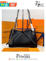 ORI หนังแท้ | LV CarryAll BB bag 26cm กระเป๋าสะพายสุดไอคอนิกผสานสไตล์ล้ำสมัยเปี่ยมฟังก์ชันเข้ากับความจุที่ออกแแบบมาให้ใช้งานได้เช้าจรดค่ำ กระเป๋าหนังแกะสุดคลาสสิกตกแต่งสายโซ่สีเงินประดับ Monogram Flower