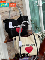 Love Moschino Borsa Donna MOD.JC4333PP07KV VAR.Unica กระเป๋าทรง Tote เป็นกระเป๋าที่สาวๆ ทำงานนิยมมากที่สุด เพราะมีขนาดใหญ่พอเหมาะใส่เอกสารขนาด A4 ใส่ของใช้ของจำเป็นได้ครบสำหรับการใช้งานนอกบ้านใน 1 วัน ถ้าต้องออกไปธุระต่อตอนค่ำก็ยังไม่ใหญ่เทอะทะเกินไป