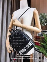 VICTORIA's SECRET MONOGRAM MINI CITY BACKPACK กระเป๋าเป้รุ่นใหม่ล่าสุดวัสดุหนังเรียบลาย Monogram ดีไซน์สวยดู Cool ขนาดมินิ น้ำหนักเบา เปิดปิดด้วยซิปสะดวกใช้ ด้านหน้ามีช่องซิป หูจับถนัดมือ สายสะพายปรับระดับได้ สวยน่าใช้มากๆค่ะ ไอเท็มใหมาชนช็อป! ราคาสุ