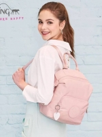 kipling mini bagpack กระเป๋าเป้ขนาดกลางกำลังดี วัสดุไนลอนกันน้ำ ปานกลาง ด้านหน้ามีช่องเล็ก โลโก้แบรนด์ มาพร้อมพวงกุญแจ ลายหินอ่อนรูปหัวใจ ช่องใหญ่เปิดปิดด้วยซิปบน ภายใน แบ่งช่องเป็นสัดส่วน มีช่องเล็ก และช่องซิปค่ะ