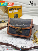 หนังแท้ CELINE MEDIUM TRIOMPHE BAG IN TRIOMPHE CANVAS AND CALFSKIN / CELINE TEEN สาวๆที่กำลังมองหากระเป๋าน่ารักเอาไว้ใช้ในวันสบาย ๆ แต่ไม่รู้เลือกกระเป๋า Celine รุ่นไหนดี แนะนำรุ่นนี้เลยคะ เป็นกระเป๋าสะพายข้างขนาดกำลังดี สวยแบบคลาสสิก หรูหราด้วยแคนวาสเคลื