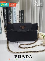งานพรีเมี่ยมกิ้ฟ จากเคาเตอร์ต่างประเทศ Best Seller! พร้อมส่งความแซ่บ กระเป๋าอเนกประสงค์ จากแบรนด์ PRADA มาค่า เป็น กระเป๋าผ้าไนล่อน ตามแบบฉบับของแบรนด์เลย ใบนี้มีสายยาวโซ่สลับหนัง (ปรับไม่ได้แต่ถอดสายได้คะ) **เลิศมาก สะพายเป็น shoulder bag ได้เลย **ขนาดกำ