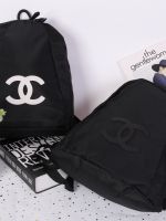 Chanel VIP Gift Large Backpack (พร้อมส่งโลโก้ดำ,ขาว) สินค้าเป็นของแท้ ใหม่จากเค้าเตอร์เครื่องสำอาง/น้ำหอมแบรนด์ กระเป๋าเป้ของแท้จาก Chanel VIP Gift Bag วัสดุไนล่อน หัวซิปทำจากหนังปั้มชื่อแบรนด์ ด้านในเป็นช่องกว้าง และมีช่องซิปเล็ก ตัวสายสะพายด้านหลังเลื่อ