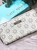 KATE SPADE NEW YORK WOMEN'S ZIPS WALLET New arrival ! กระเป๋าสตางค์ใบยาวหนัง Saffiano ฉลุลายดอกไม้ดูมีดีเทล ด้านหน้าประดับโลโก้แบรนด์ อะไหล่ทอง เปิดปิดด้วยซิป ภายในมีช่องซิป ช่องใส่ธนบัตร และช่องใส่บัตรหลายช่อง ใส่เหรียญ บัตร แบงก์พันมือถือ iphone ได
