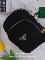 Prada Small Nylon Crossbody Bag สินค้า Premium gift จากเค้าเตอร์แบรนด์ต่างประเทศ แท้ 100% วัสดุไนล่อน คุณภาพดี น้ำหนักเบา อะไหล่ทอง สวย หรู น่าใช้มากเลยค่ะ มีช่องใส่ของ 2 ช่องซิป ด้านในใส่ของจุกจิก Iphone 8+ กระเป๋าสตางค์ใบสั้น ได้สบาย ซับในพิมพ์ลายแบรนด์