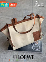 พร้อมส่งที่ไทยแล้วกับ LOEWE CUSHION TOTE BAG VIP GIFT WITH PURCHASE-GWP พรีเมี่ยมกิ๊ฟ จาก LOEWE PERFUME DUTY FREE COUNTER ด้านหน้าปักหนังปั้มโลโก้แบรนด์สวยหรู ทรงใบใหญ่ สะพายไหล่ *จุของได้เยอะมาก สามารถใส่ NOTEBOOK IPAD ได้สบายค่ะ น้ำหนักกำลังดี มาพร้อมสา